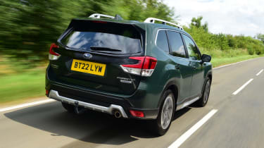 Subaru Forester — в движении, вид сзади